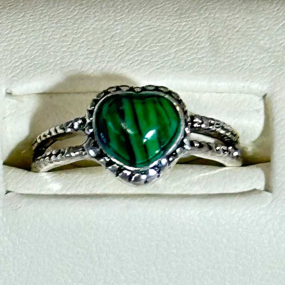 Silver Ring w/heart cut Malachite stone NWOT